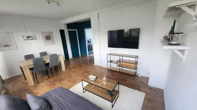 Télévision ou salle de divertissement dans l'établissement apartment 8 people 24H Le Mans
