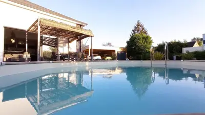 Piscine de l'établissement Villa 5km du circuit 24h Le Mans ou située à proximité