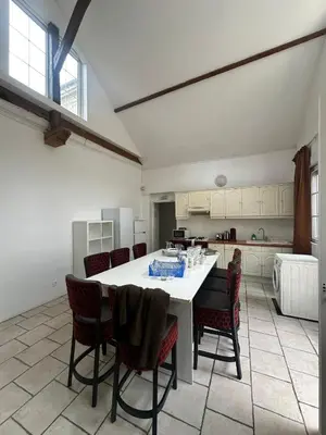 Cuisine ou kitchenette dans l'établissement Maison de ville idéale pour groupes et familles