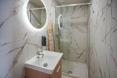 Salle de bains dans l'établissement Spa sous le Mokuren - Escapade Zen à Blois