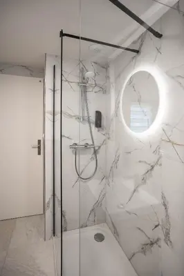 Salle de bains dans l'établissement L'Esprit d'Herbin - Un Séjour Abstrait en liaison à Blois
