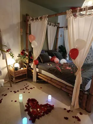 Un ou plusieurs lits dans un hébergement de l'établissement Suite Romantique Cinta Bali SPA privé - Châteaux de la Loire