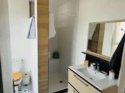 Salle de bains dans l'établissement Pontlieu 24h Le Mans