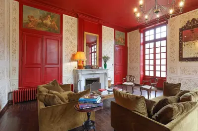 Coin salon dans l'établissement Restored Castle In The Heart Of Loire Valley