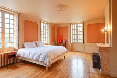Un ou plusieurs lits dans un hébergement de l'établissement Restored Castle In The Heart Of Loire Valley