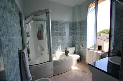 Salle de bains dans l'établissement Domaine Des Roses
