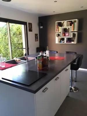 Cuisine ou kitchenette dans l'établissement House with hammam between city and circuit