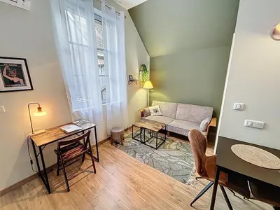 Coin salon dans l'établissement Le Trinity tout confort avec parking privé au centre ville