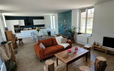 Coin salon dans l'établissement Domaine Les Chauveaux, 3 gites, 26 personnes, 1 salle