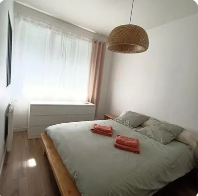 Un ou plusieurs lits dans un hébergement de l'établissement Chambre cosy avec salle de bain privative