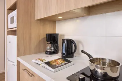 Cuisine ou kitchenette dans l'établissement Quality Aparthotel Saumur