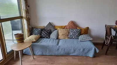 Coin salon dans l'établissement Sudio tout équipé avec balcon