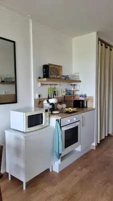 Cuisine ou kitchenette dans l'établissement Sudio tout équipé avec balcon