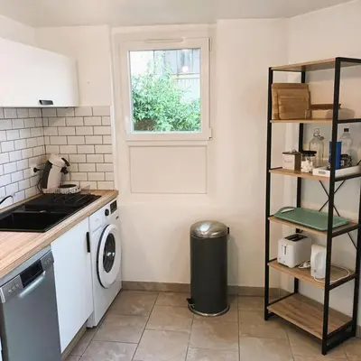 Cuisine ou kitchenette dans l'établissement La Cachette - Maisonnette - Wifi - TV