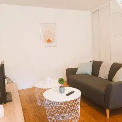 Coin salon dans l'établissement La Cachette - Maisonnette - Wifi - TV