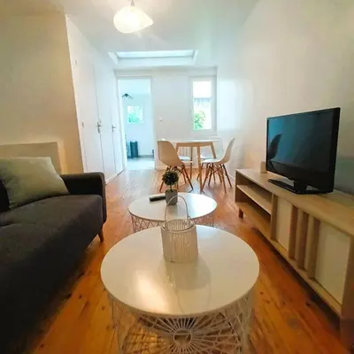 Télévision ou salle de divertissement dans l'établissement La Cachette - Maisonnette - Wifi - TV