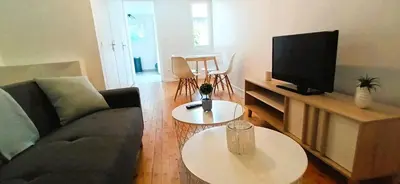 Télévision ou salle de divertissement dans l'établissement La Cachette - Maisonnette - Wifi - TV