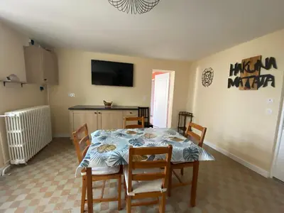 Télévision ou salle de divertissement dans l'établissement p'tite maison