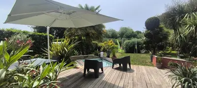 Jardin de l'établissement Maison moderne 150 m2 à 15mn du centre ville
