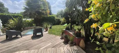 Jardin de l'établissement Maison moderne 150 m2 à 15mn du centre ville
