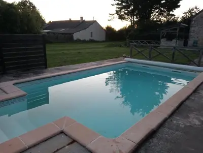 Piscine de l'établissement cabane perchée et le chêne ou située à proximité