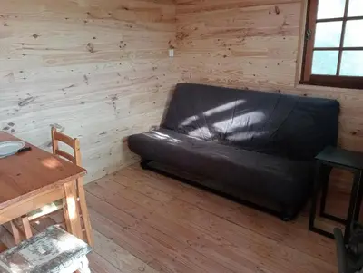 Coin salon dans l'établissement cabane perchée et le chêne