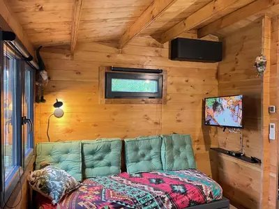 Télévision ou salle de divertissement dans l'établissement Chalet dans les bois