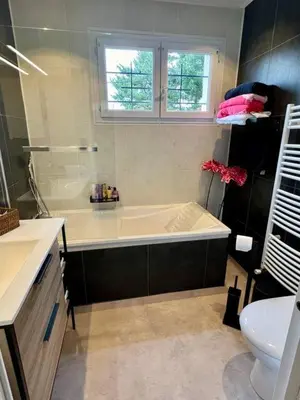 Salle de bains dans l'établissement Les Acacias