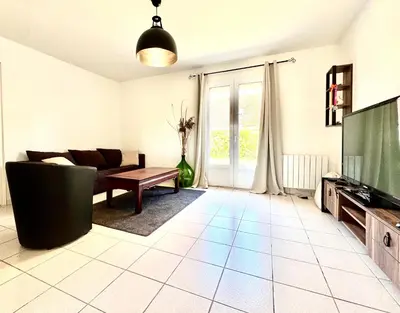 Télévision ou salle de divertissement dans l'établissement La jocondie