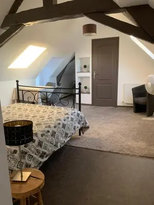 Un ou plusieurs lits dans un hébergement de l'établissement Chambre chaleureuse avec accès indépendant et sanitaires indépendants