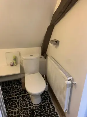 Salle de bains dans l'établissement Chambre chaleureuse avec accès indépendant et sanitaires indépendants