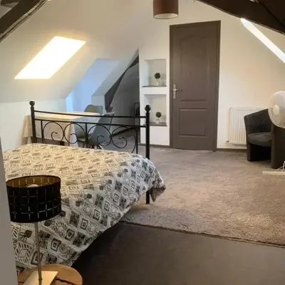 Chambre chaleureuse avec accès indépendant et sanitaires indépendants