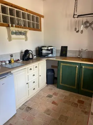Cuisine ou kitchenette dans l'établissement Sunflower Cottage