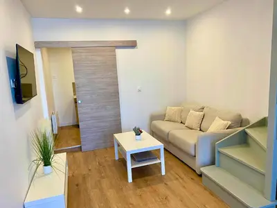 Coin salon dans l'établissement Beau Duplex moderne et calme - gare & centre - idéal pro-couple-famille