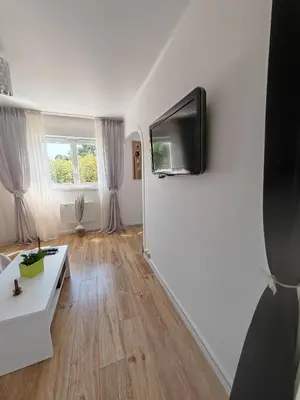 Télévision ou salle de divertissement dans l'établissement le Mabileau Saumur