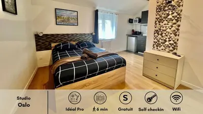 Un ou plusieurs lits dans un hébergement de l'établissement Studio Oslo-Charme & calme en Centre ville à pied avec parking gratuit