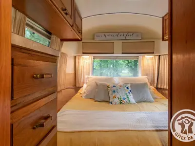 Un ou plusieurs lits dans un hébergement de l'établissement Escapade insolite dans une Airstream vintage en Anjou - FR-1-622-111