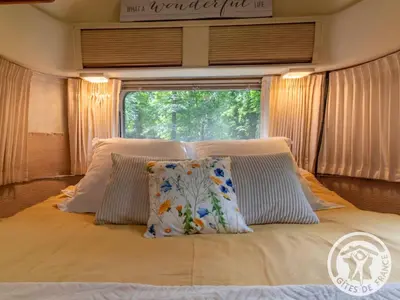 Un ou plusieurs lits dans un hébergement de l'établissement Escapade insolite dans une Airstream vintage en Anjou - FR-1-622-111