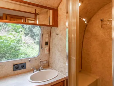 Salle de bains dans l'établissement Escapade insolite dans une Airstream vintage en Anjou - FR-1-622-111