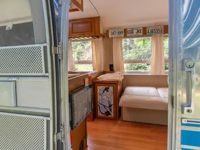 Un ou plusieurs lits dans un hébergement de l'établissement Escapade insolite dans une Airstream vintage en Anjou - FR-1-622-111