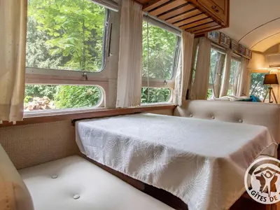 Un ou plusieurs lits dans un hébergement de l'établissement Escapade insolite dans une Airstream vintage en Anjou - FR-1-622-111
