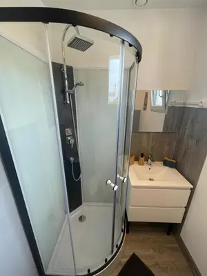 Salle de bains dans l'établissement La case à Jean-Lou