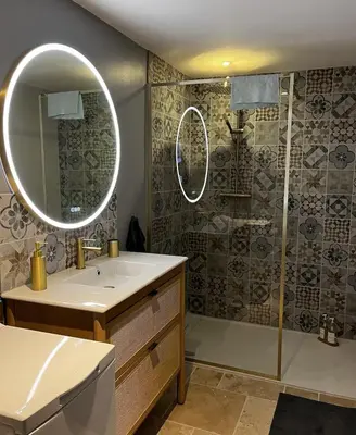 Salle de bains dans l'établissement Le Boudoir de Zine, une escapade au cœur des châteaux