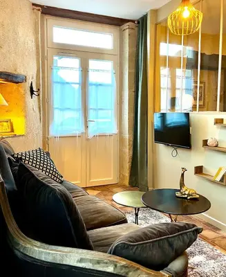 Coin salon dans l'établissement Le Boudoir de Zine, une escapade au cœur des châteaux
