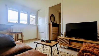 Télévision ou salle de divertissement dans l'établissement Trackside Loft 24h Le Mans Stay