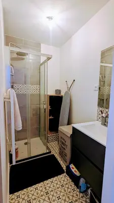 Salle de bains dans l'établissement Trackside Loft 24h Le Mans Stay