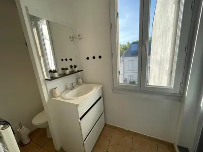 Salle de bains dans l'établissement Le Cocon du Rempart Studio de charme avec mezzanine TOURS centre