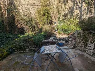 Jardin de l'établissement Vaste studio quartier historique