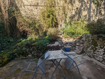 Jardin de l'établissement Vaste studio quartier historique