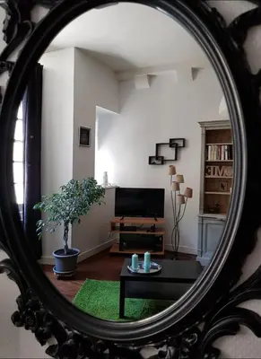 Télévision ou salle de divertissement dans l'établissement Vaste studio quartier historique